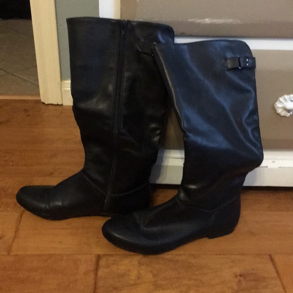 Black winter boots